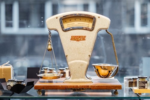 A set of scales balancing out two measurements